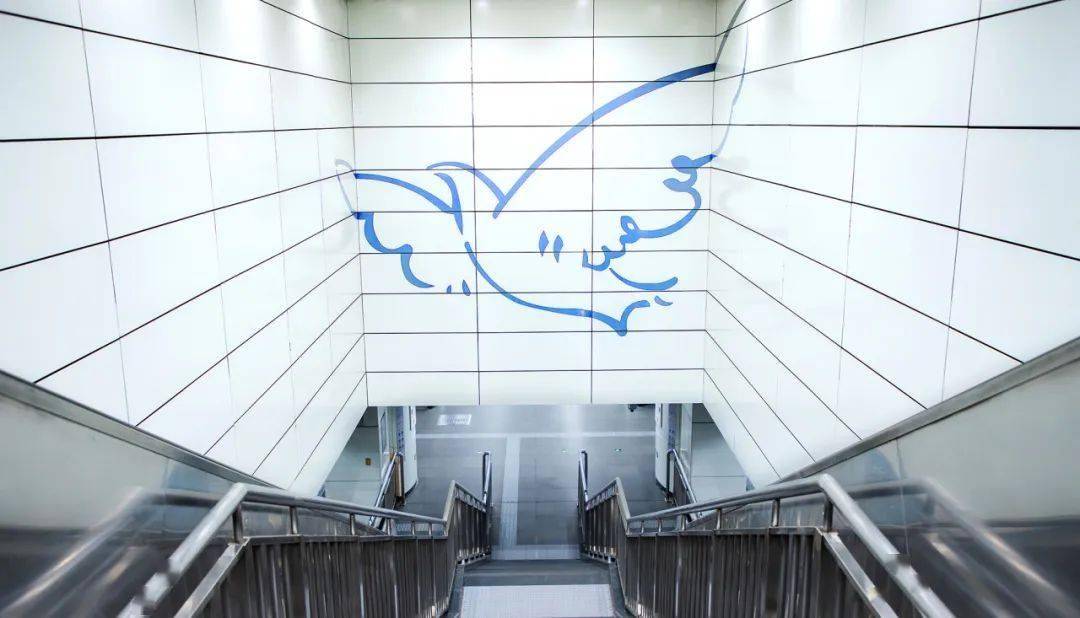 亮马桥站《飞鸟》北京地铁,既代表着北京速度,也彰显着北京的文化气韵