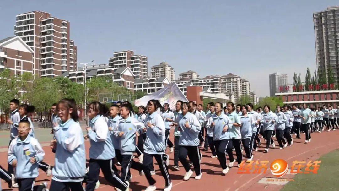 在东胜区华研中学记者看到,"一键报警器"被安装在校园门口显眼的位置