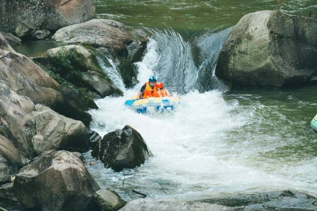 不漂流,不耍水,不算过夏天,五指山红峡谷漂流让你酣畅淋漓!