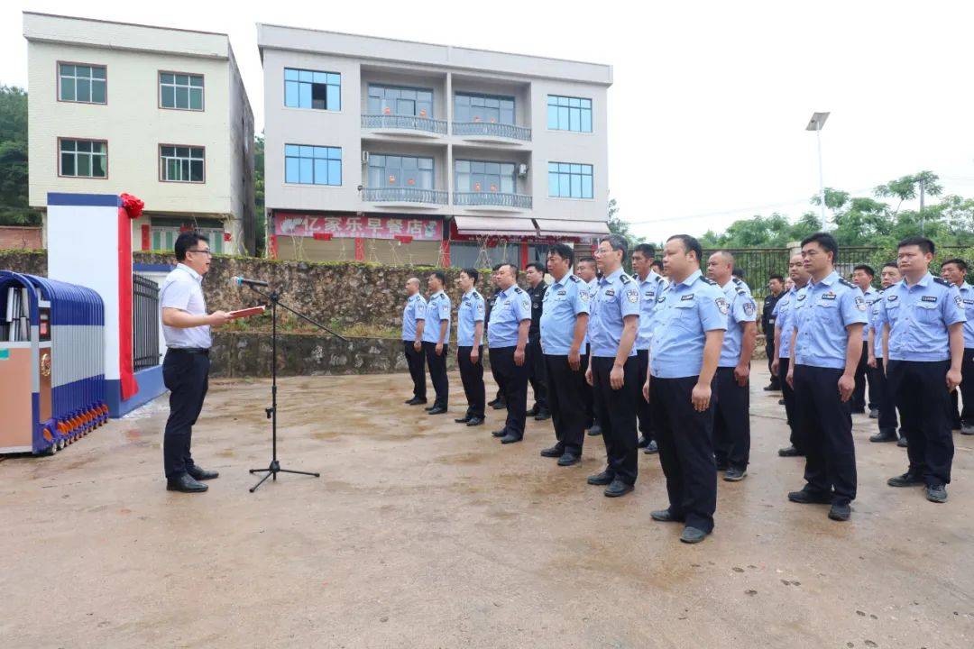 仪式,县公安局党委副书记,政委罗诗佳出席仪式,保安镇党委书记刘建峰