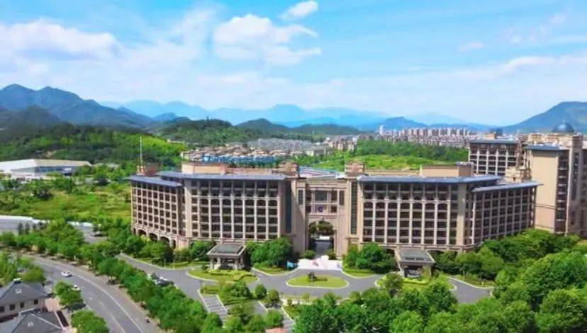 入住欧式古堡风酒店尽享9000m05生态湖景01↓下拉至阅读原文即可