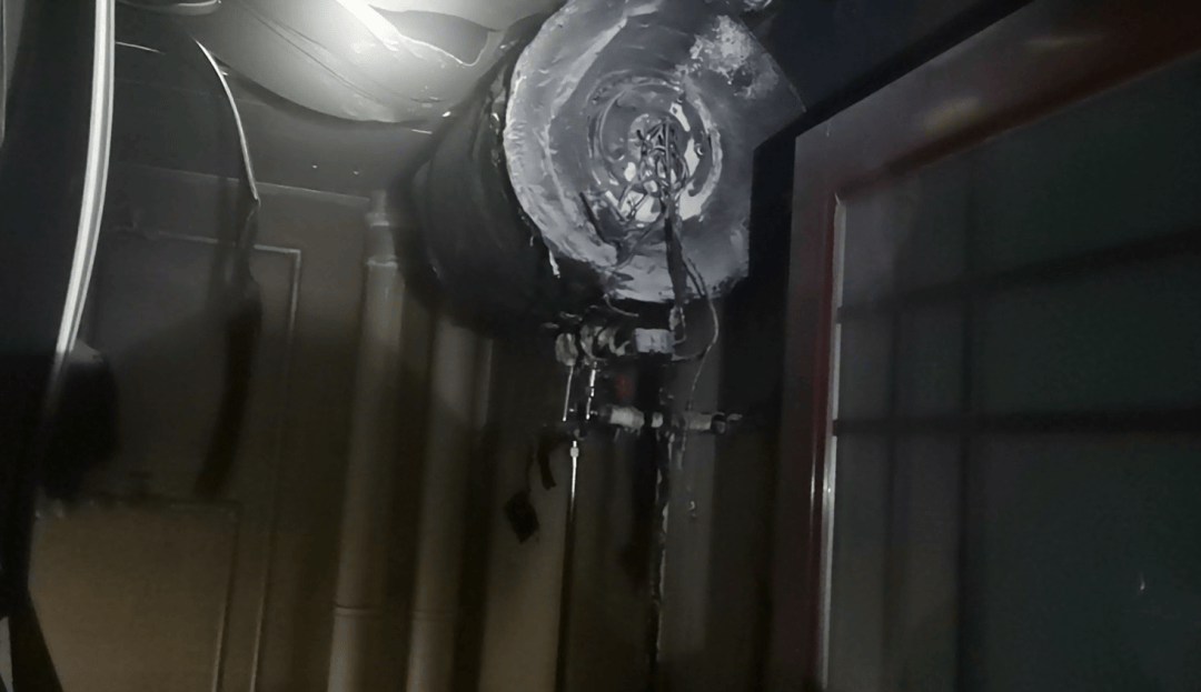 现场有少量烟气现场明火已被物业人员扑灭一住宅浴室内电热水器冒烟