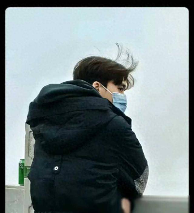 李易峰迎财神现身街头!素颜惊艳,大方面对镜头,网友惊呼:这才