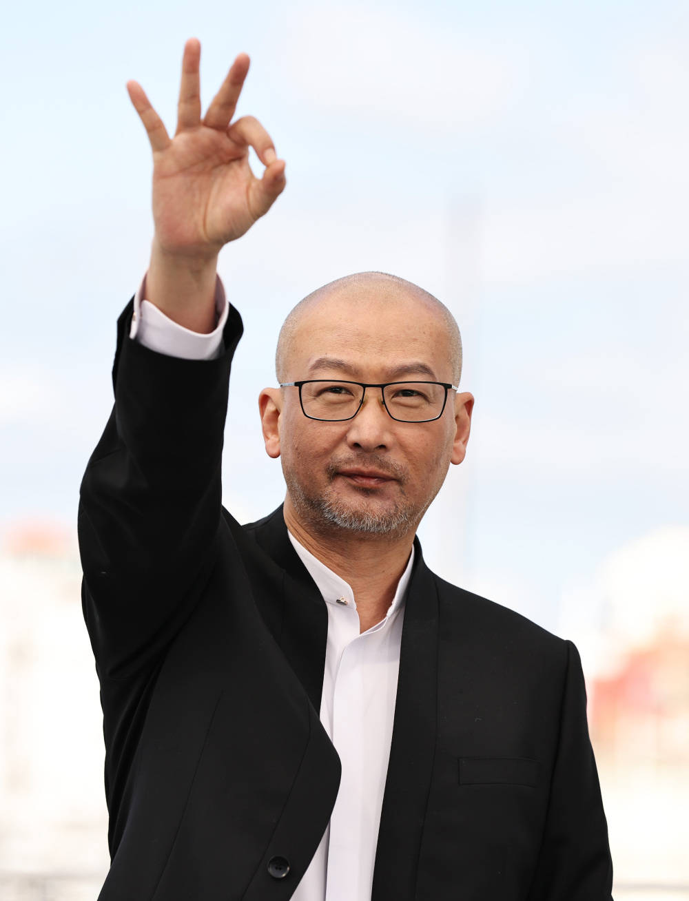 5月18日，在法国戛纳举行的第77届戛纳国际电影节上，中国影片《狗阵》的导演管虎亮相拍照式