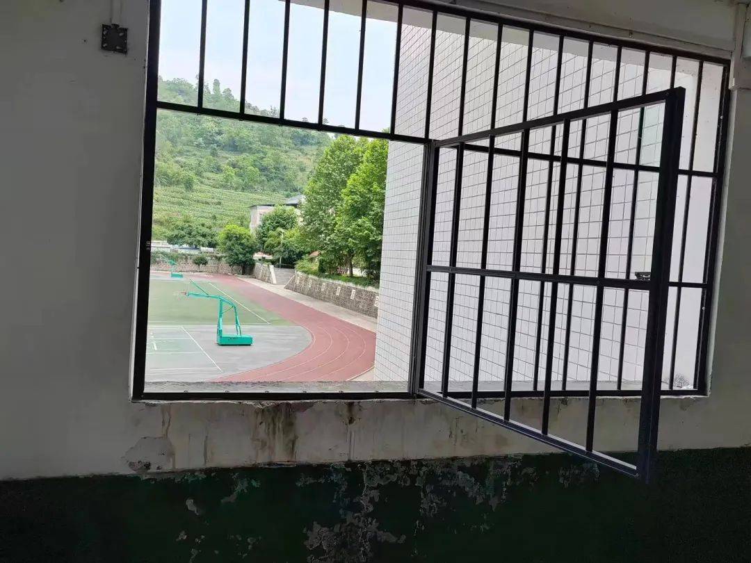 遵义习水:"拆窗破网"持续推进,一学校已整改违规设置的防盗窗