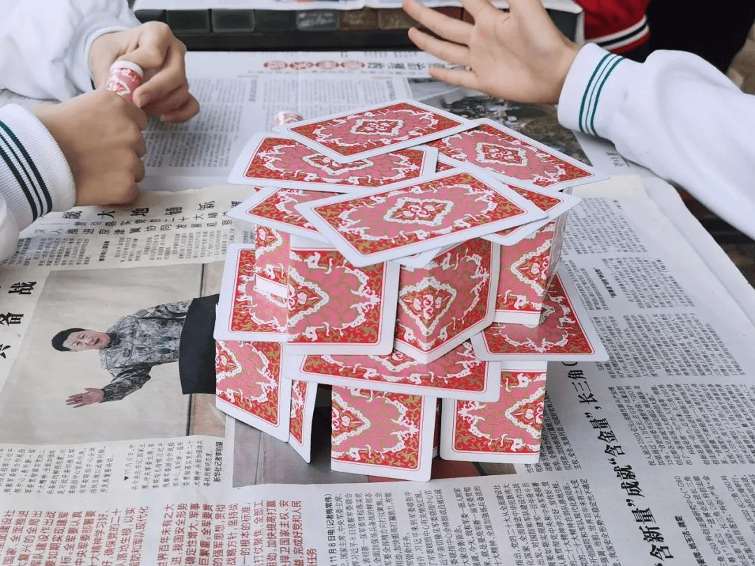 小小的纸牌,通过折叠便可展现巨大的力量.