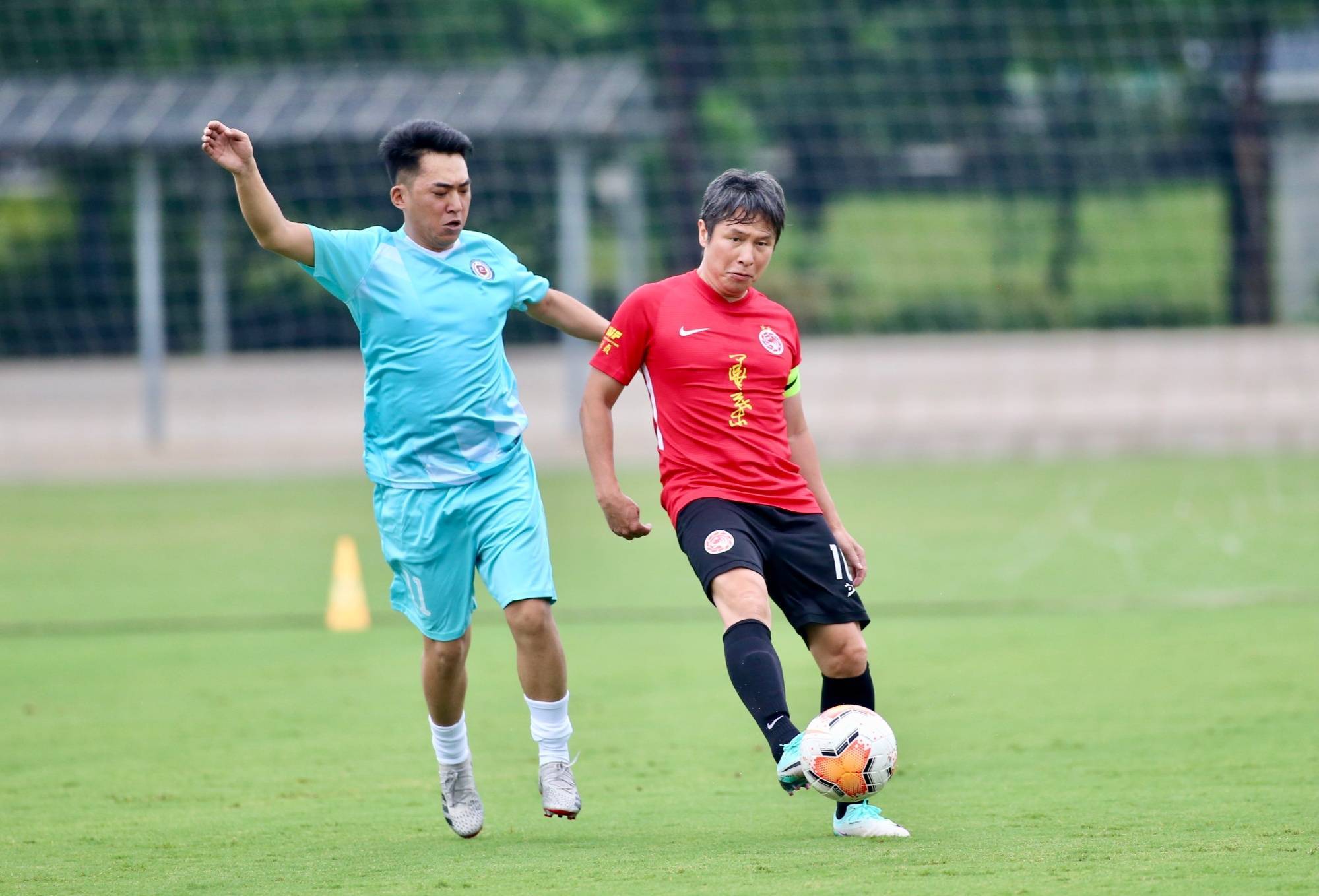 足球名宿彭伟国点赞国门卫士 广州传承明星队与白云边检站举行警民