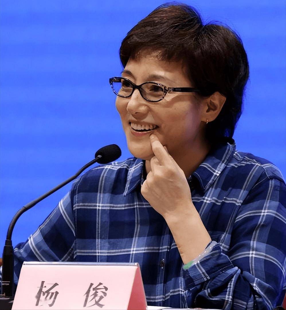 "五朵金花":4人无儿无女,1人遭诟病,晚年生活还好吗_杨俊_袁玫_马兰