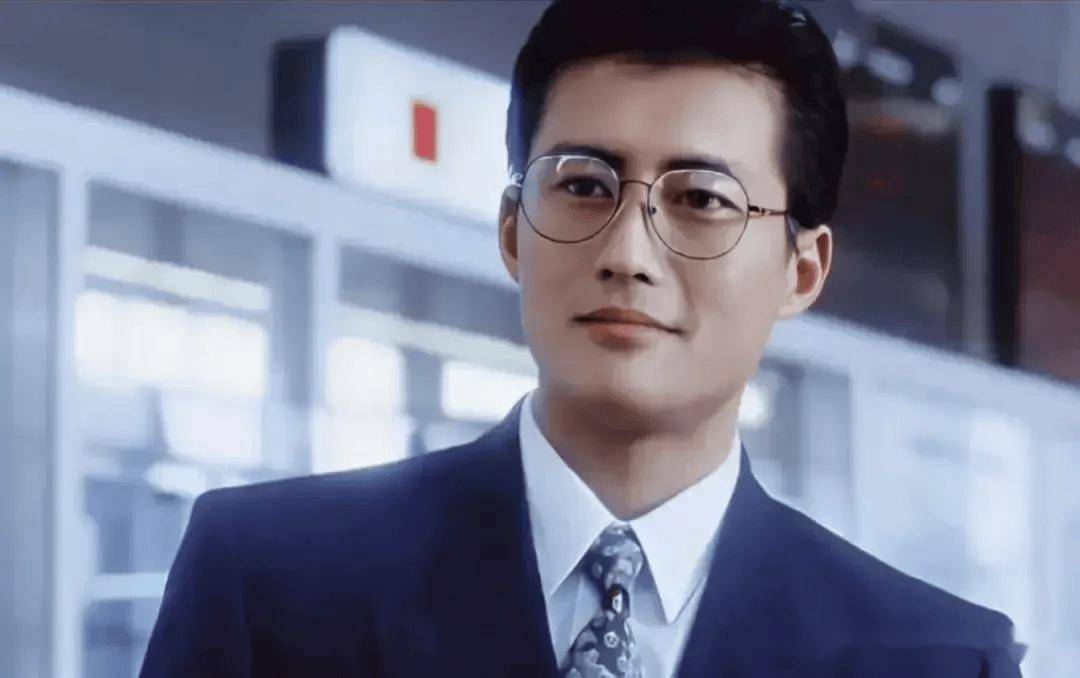 尤其是在电视剧《新闻小姐》中,高曙光饰演的男二号陶翔真是谁看谁