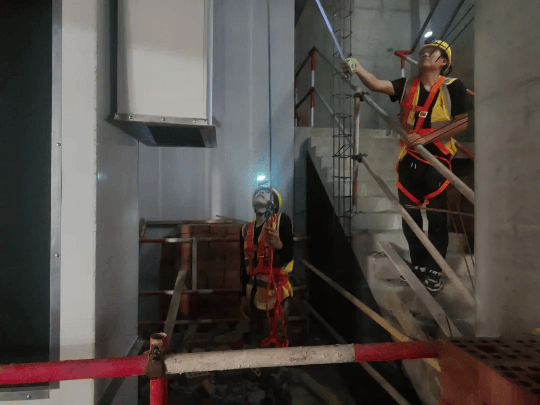 补充照片3材料易采购,组成简单,利用防坠自锁器的自身特性,竖向生命线