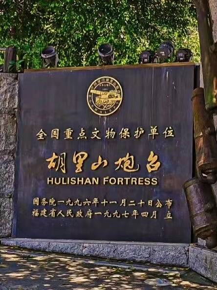 龙舟池畔的绿树成荫,湖光山色相映成趣,是散步,摄影的好去处.