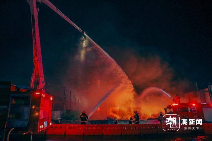 从天黑一直奋战到天亮,厂房起火扑救现场,大伯送来了馒头