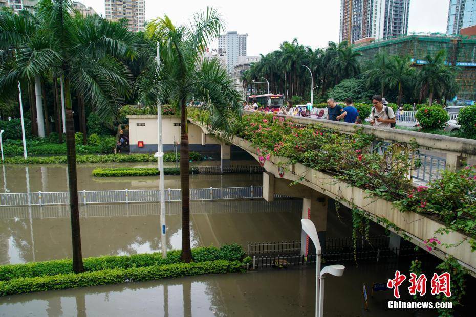 广西南宁迎暴雨天:城区积水主干道被淹