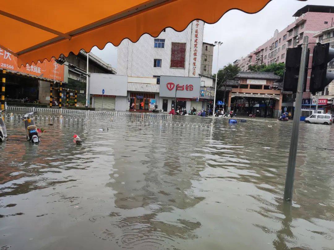 多辆车被泡在水中南宁多条道路被淹今天上午受强降雨影响雷声雨声惊醒