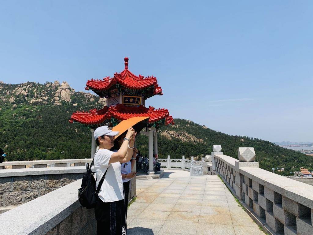 二龙山景区门票今天半价,游人如织