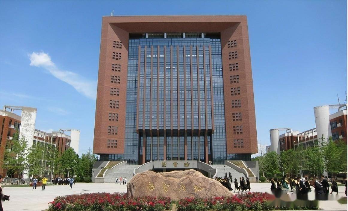 河南科技大学的前身是创办于1952年的北京拖拉机工业学校,按照国家