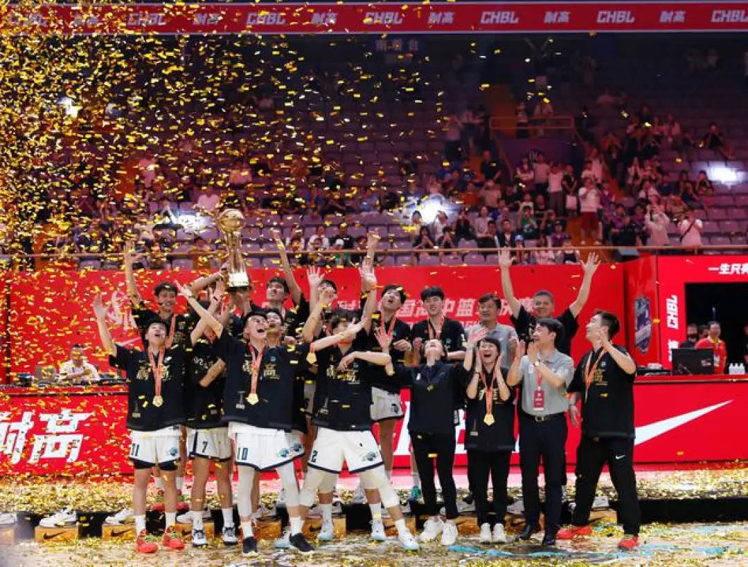 夺冠时刻激动落泪!来自长沙的男篮"第一高中生"要冲上更好的舞台