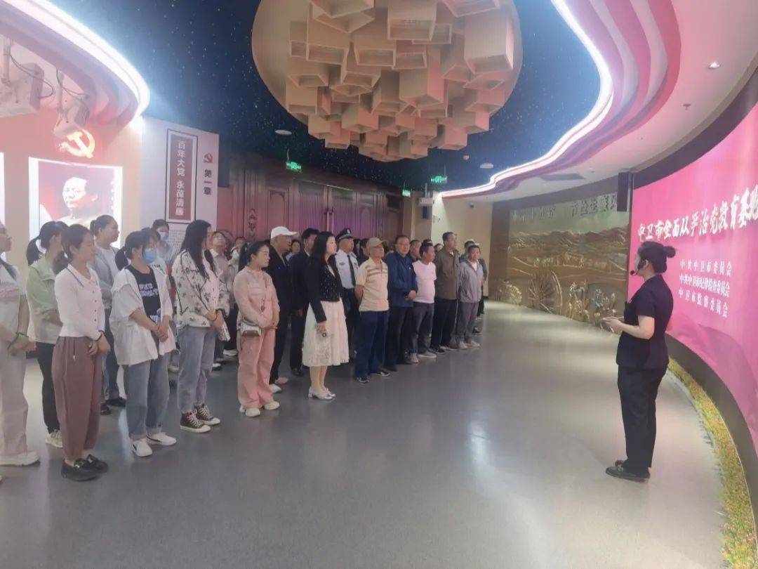 黄湾村5月17日,黄湾村协调解决商铺排烟管道影响住户休息事宜.