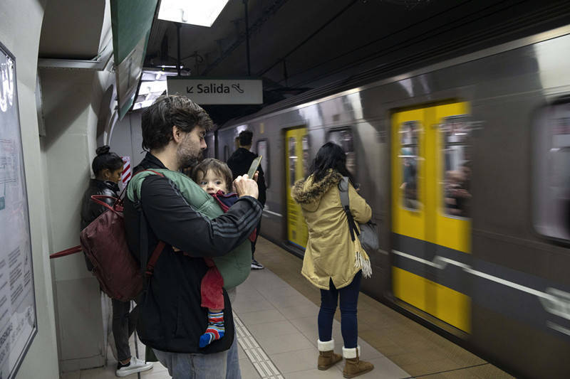 外媒 首都地铁票价一夜上涨360% 阿根廷通胀飙升