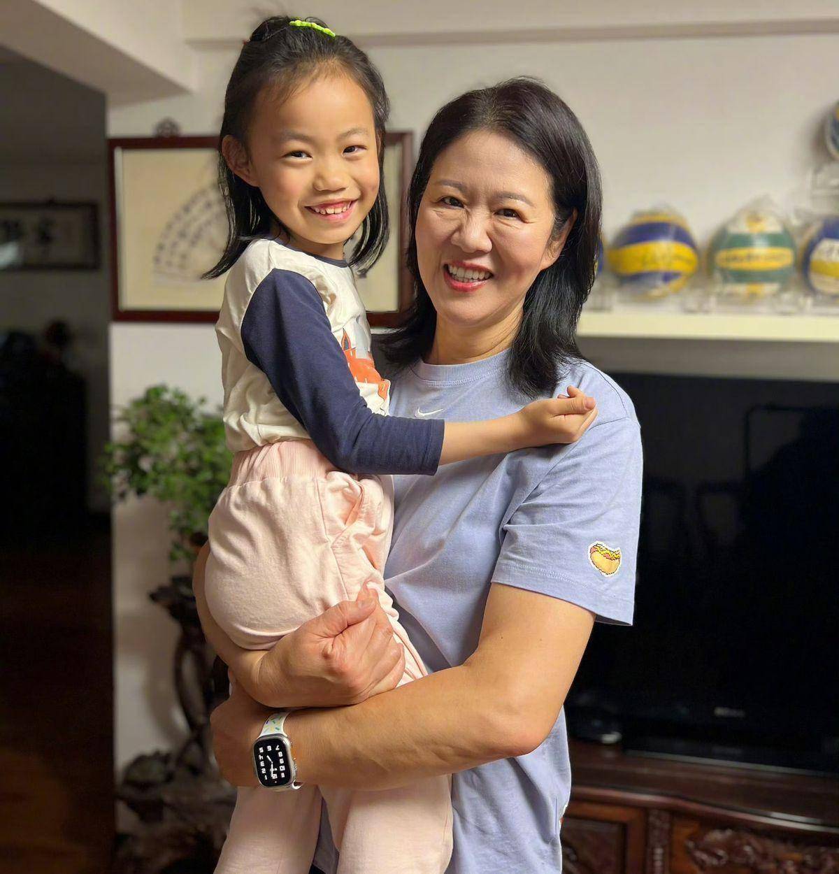 有情有义!郎平又去探望汤淼了,汤淼状态变好,女儿很高很可爱