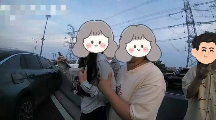 一个、两个、三个……车子侧翻在杭州的高架上，他们聚集在车子旁