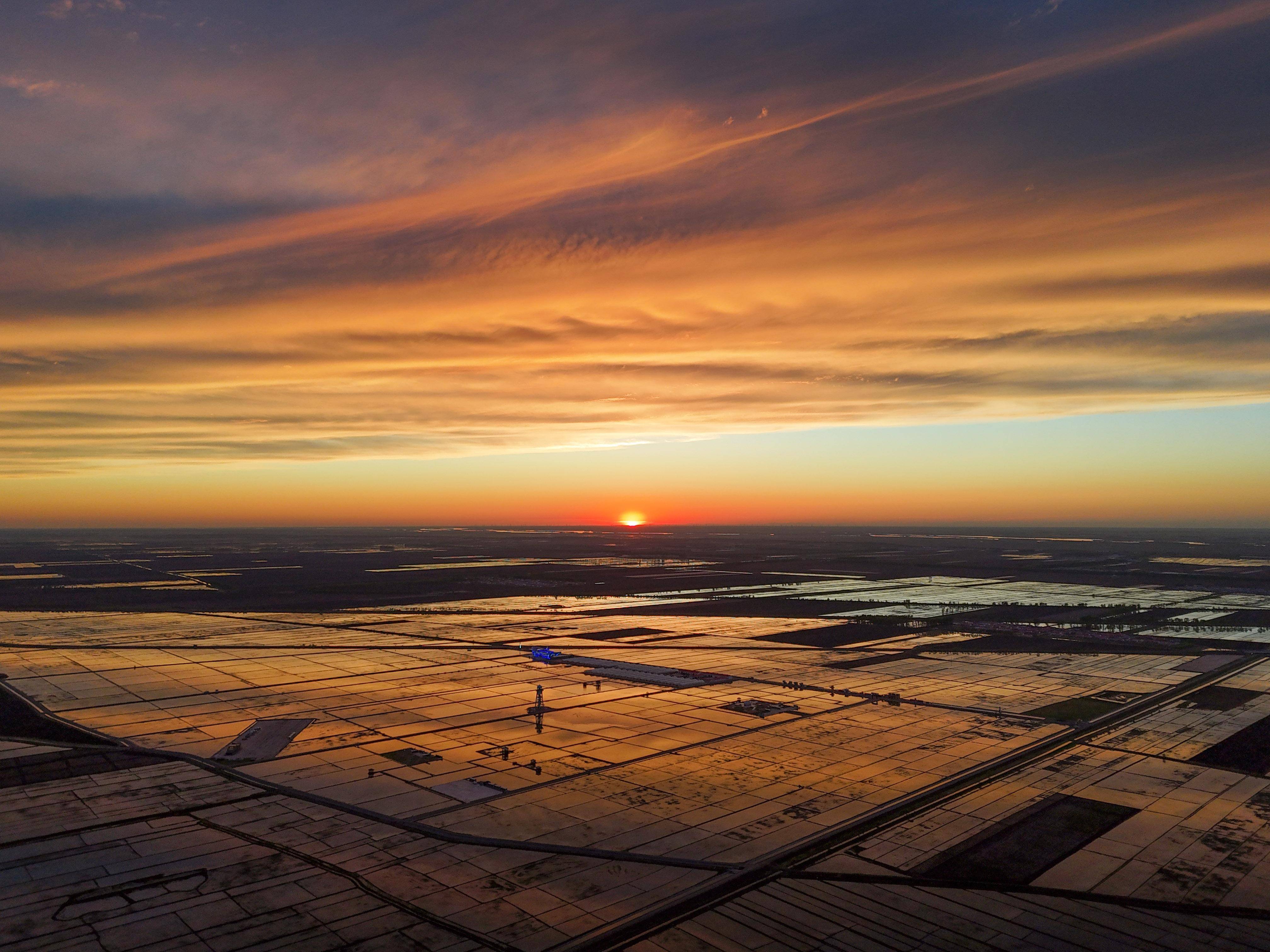 "天空之镜"映晚霞