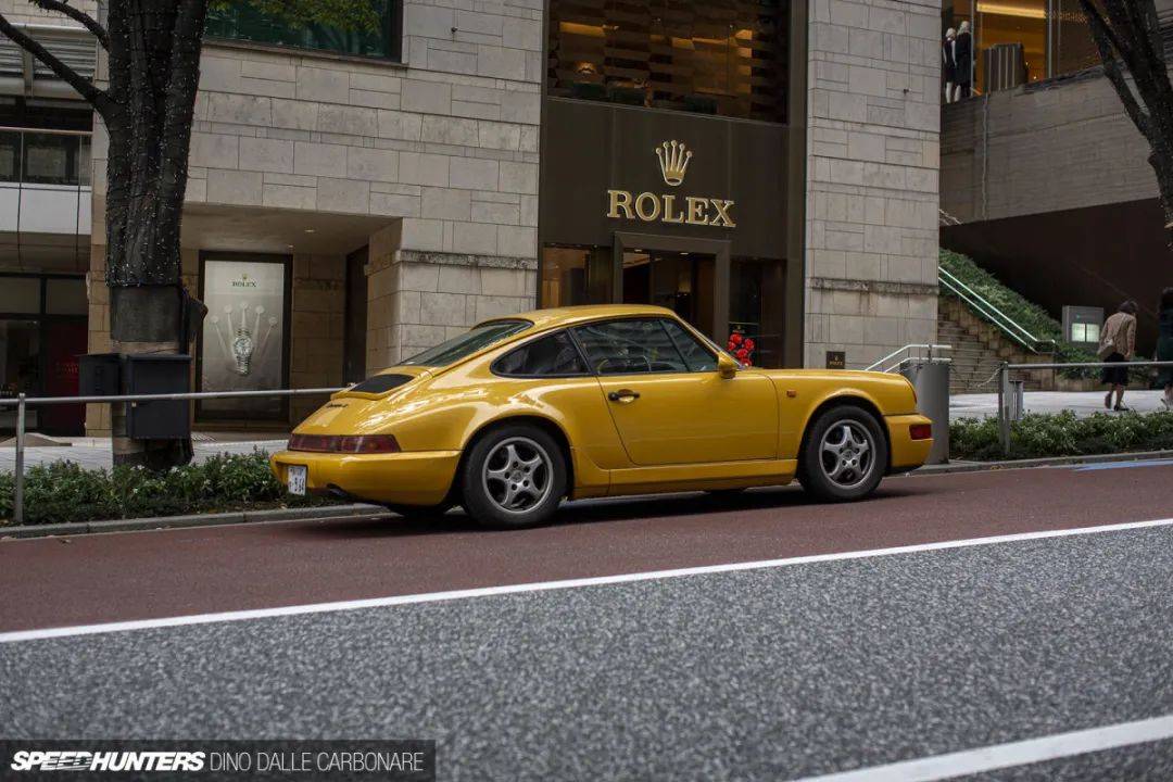 是手动964,但说实话,tiptronic变速箱在它的年份里实际上是相当不错的