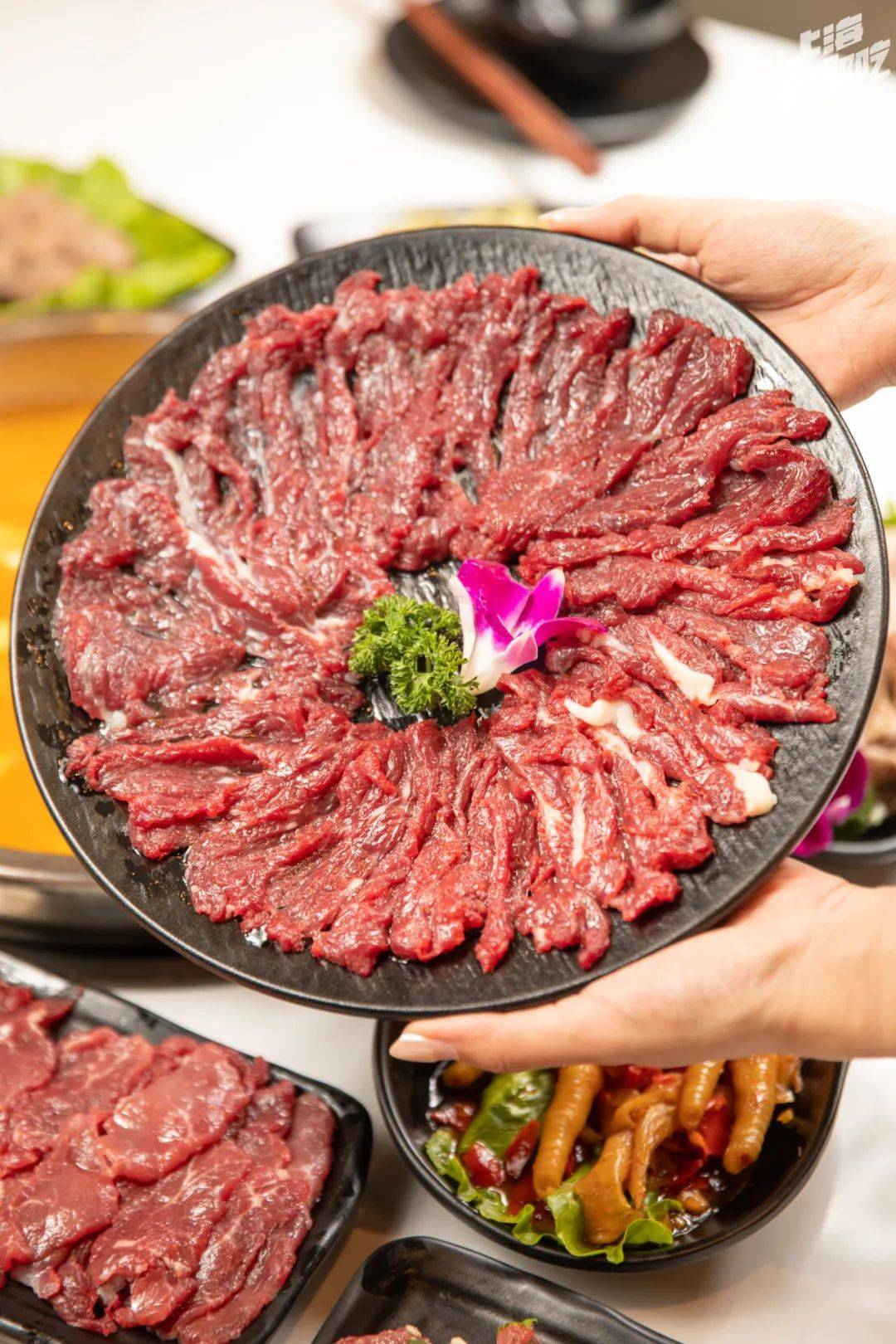 酸辣汤底也创新使用了黄灯笼辣椒酱炒出来的"金汁",酸辣之余还有一丝