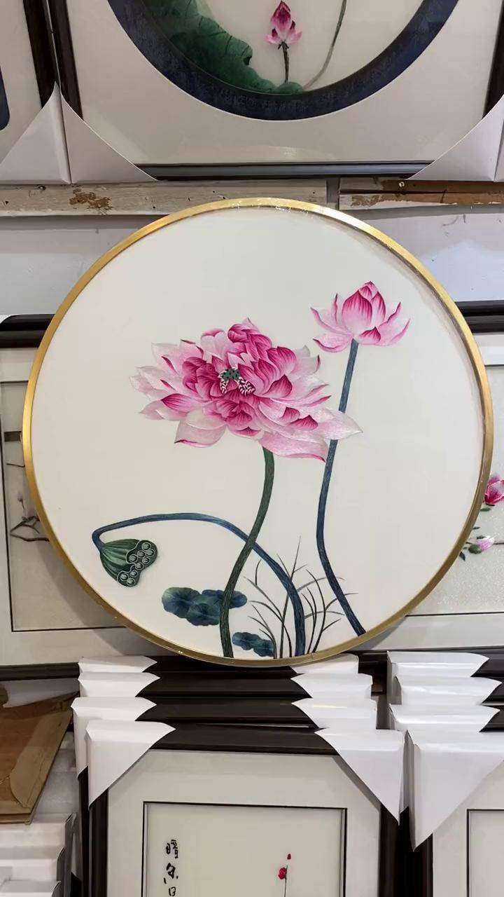 刺绣圆框荷花,60圆铝合金框苏绣 装饰画 高端大气上档次这也太漂亮了