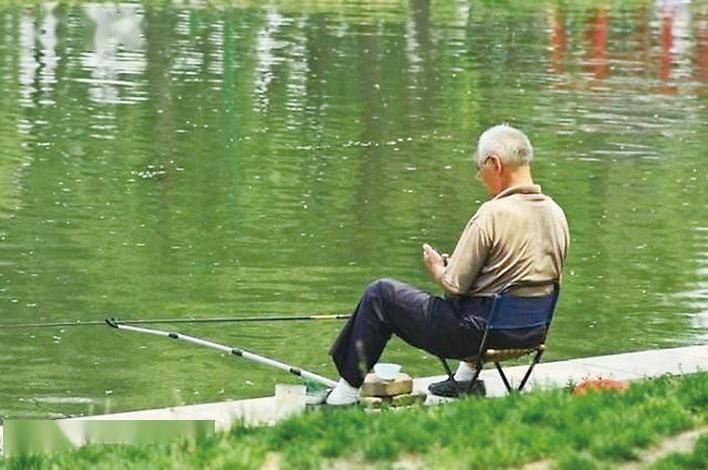 64岁大爷脑梗离世,平时爱钓鱼常遛弯,医生惋惜:没常识害人