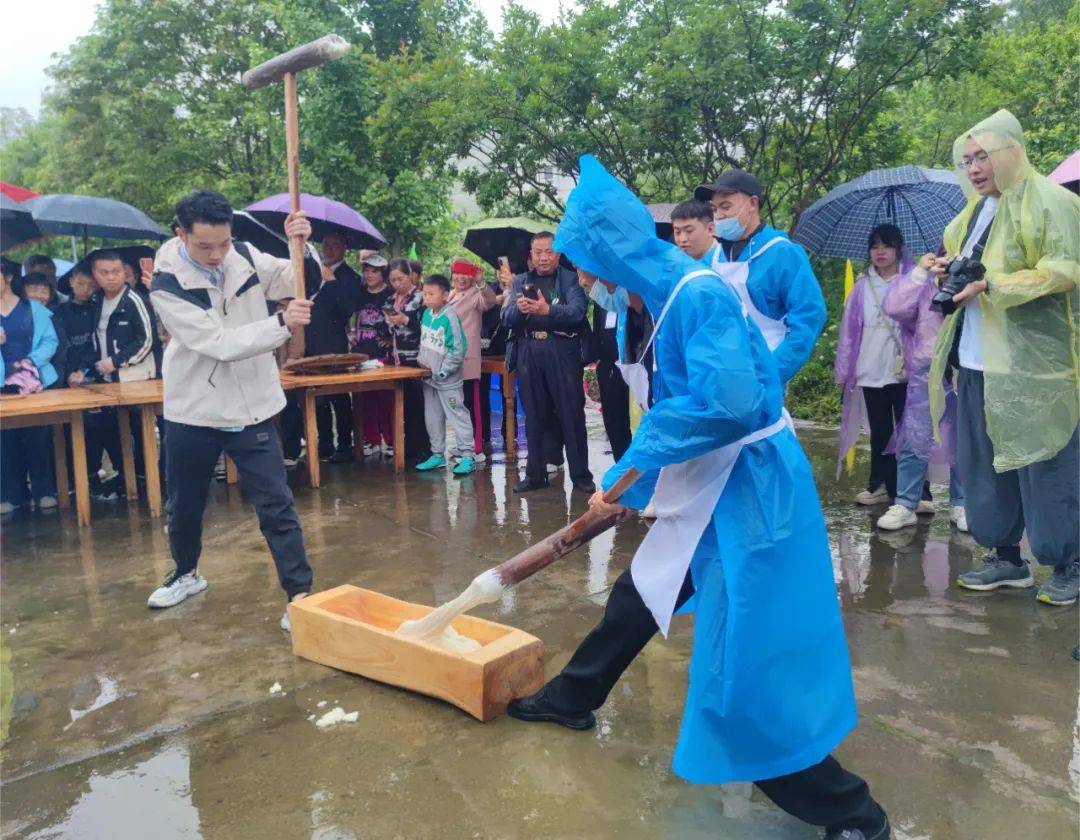活动通过左右相逢,抓鸭子等破冰游戏,让