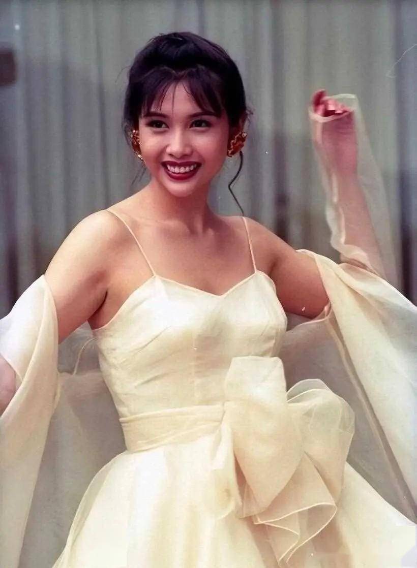 本以为邱淑贞女儿够美了,但看到了朱茵女儿,全世界都在等她长大