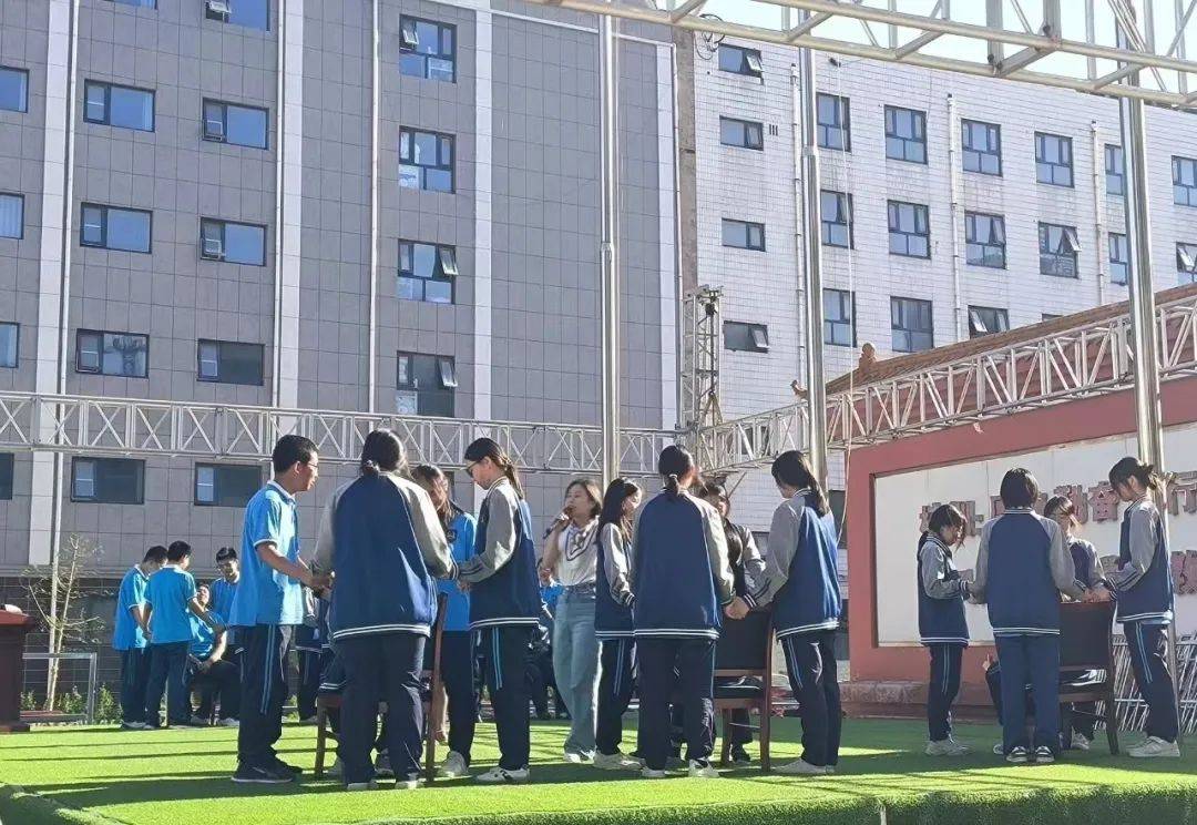 服务台讲师团成员曹创业,张馨元,阴春辉三位老师走进丽星高级中学