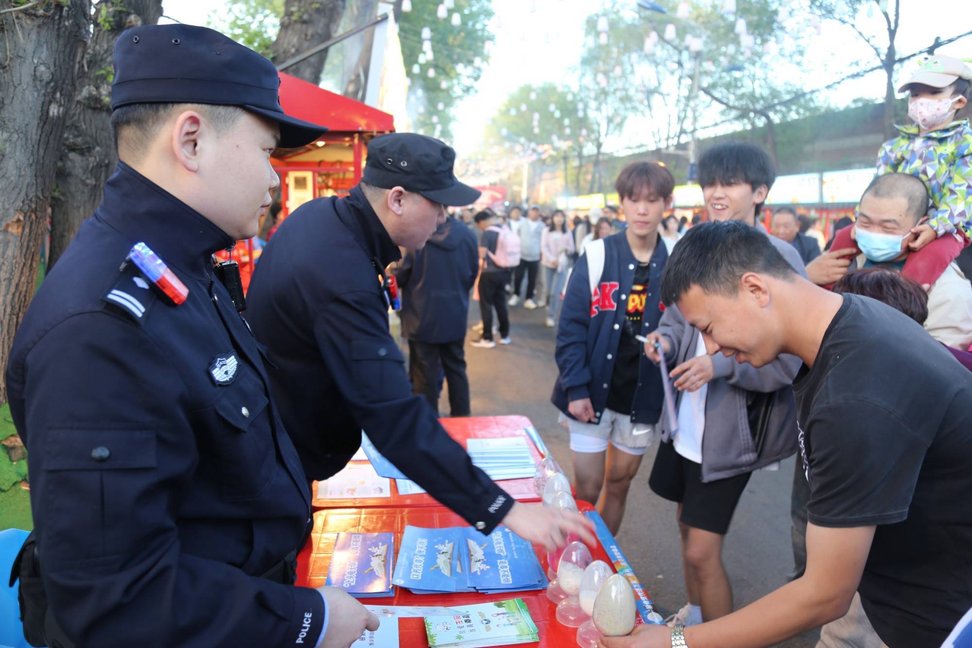 中华读书报:澳门平特一肖100%免费-城市：“野生皮划艇”在杨浦新江湾城“转正”，是“人民城市”理念的生动诠释