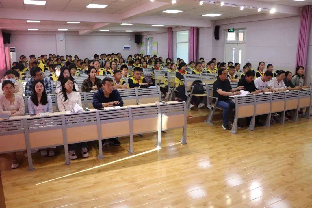 展望未来,5月8日下午,长清区玉麟小学潘富芹在多功能厅召开了六年级