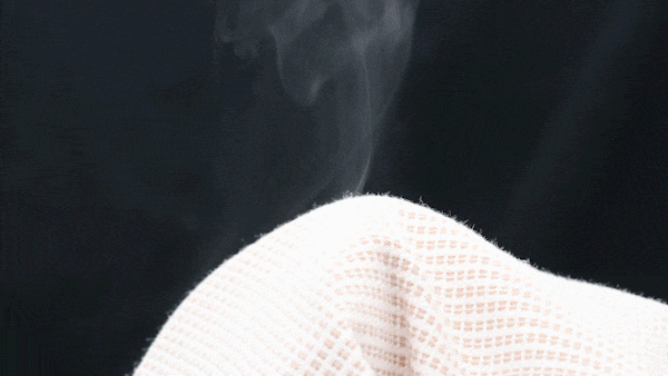 而老粗布平整结实,布面摸起来带着细细柔柔的摩擦感,躺在上面清凉带风