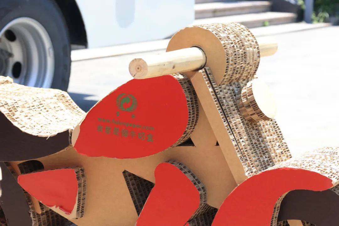 瞧!他们曾经都是牛奶盒哦!