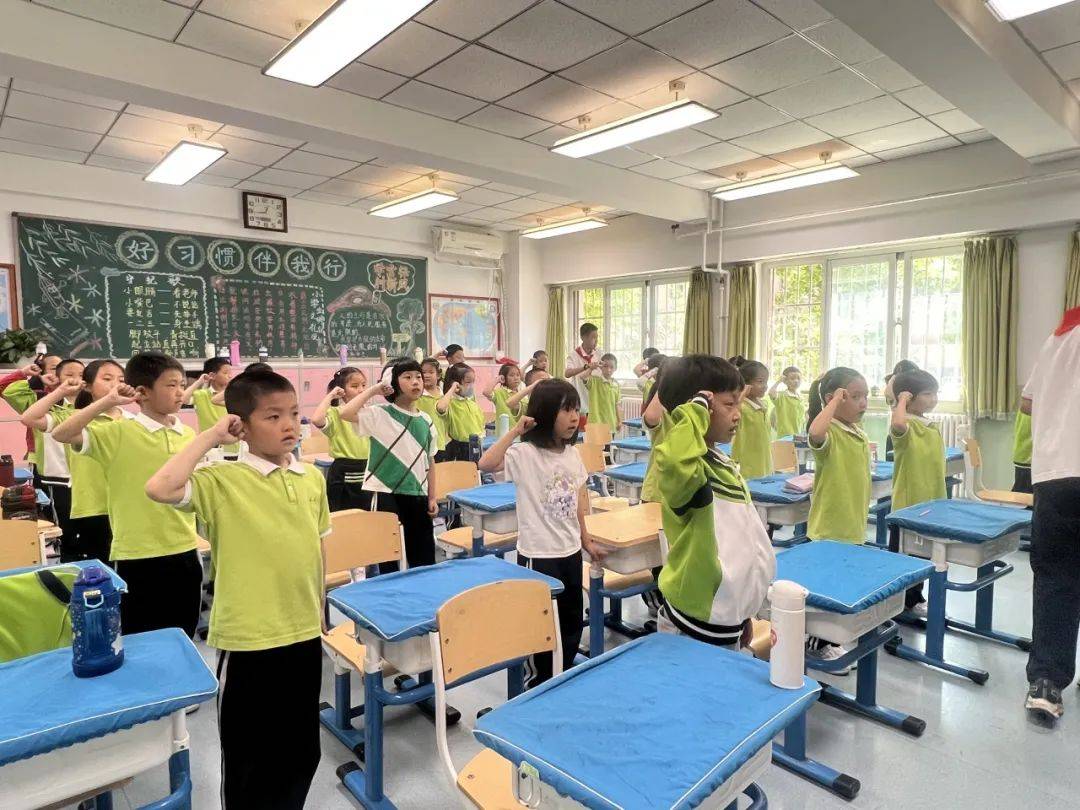 红领巾多彩实践丨队前教育展风采 星星火炬伴成长