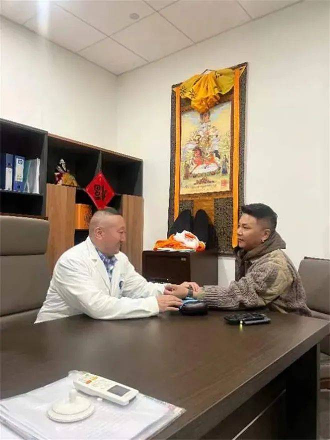 藏医卡洛教授图片
