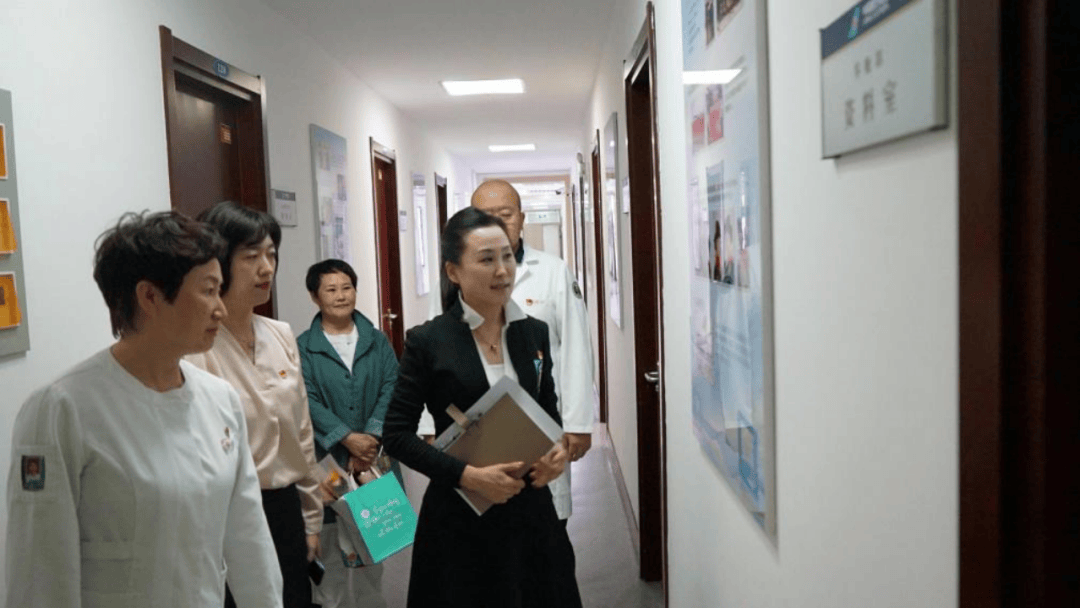 活动开始之前,南方航空公司客舱部乘务二分部党委书记马丽娜同志带领