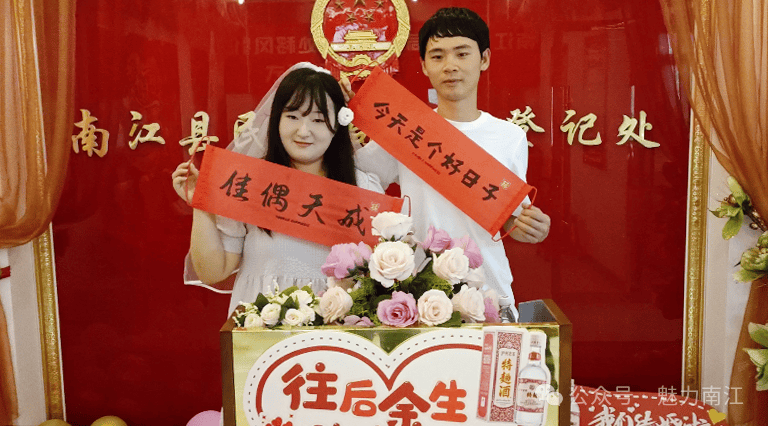 仪式现场,县民政局婚姻登记处为新人们颁发结婚证书并送上真挚祝福,新