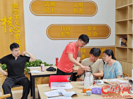 万山红师承郭兰英,周小燕,谷建芬等名家,从十几岁时便开始跟随几位