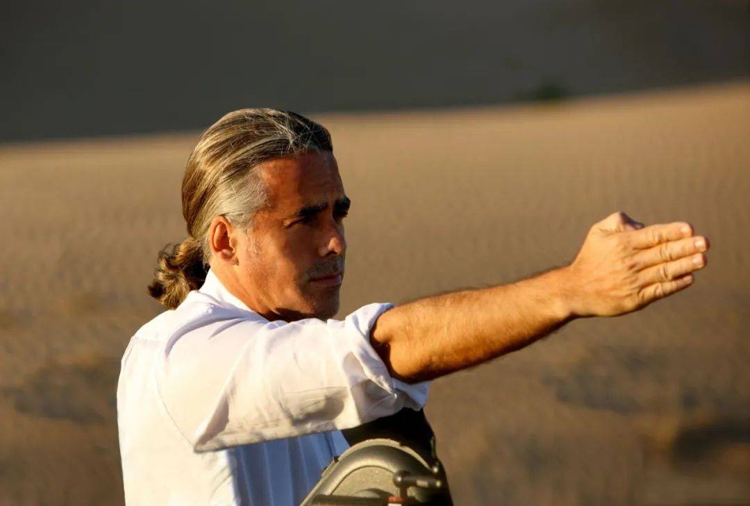 "面对闹哄哄的采访,他只丢下一句话:然而,当媒体蜂拥而至时,格雷戈里