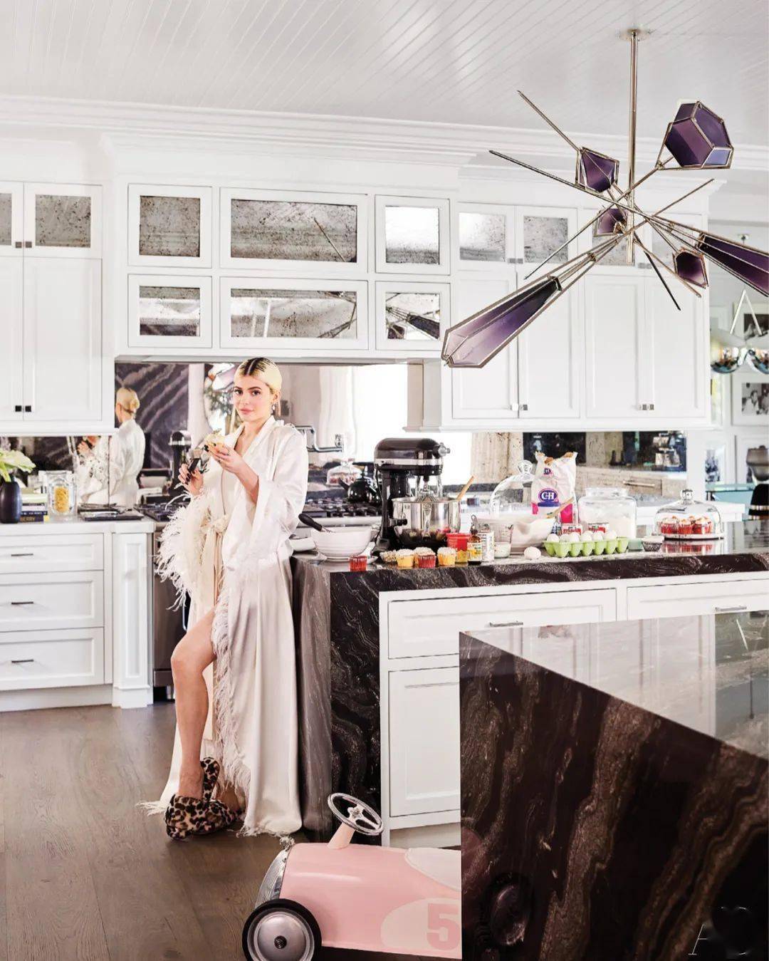 22岁女孩5年赚70亿,住5.6亿豪宅引无数人眼红:有钱真的可以"为所欲为"