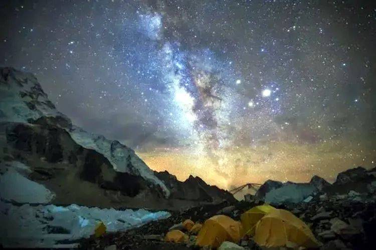 入夜,没有光污染的珠峰大本营是拍摄星空以及星轨的最好去处.