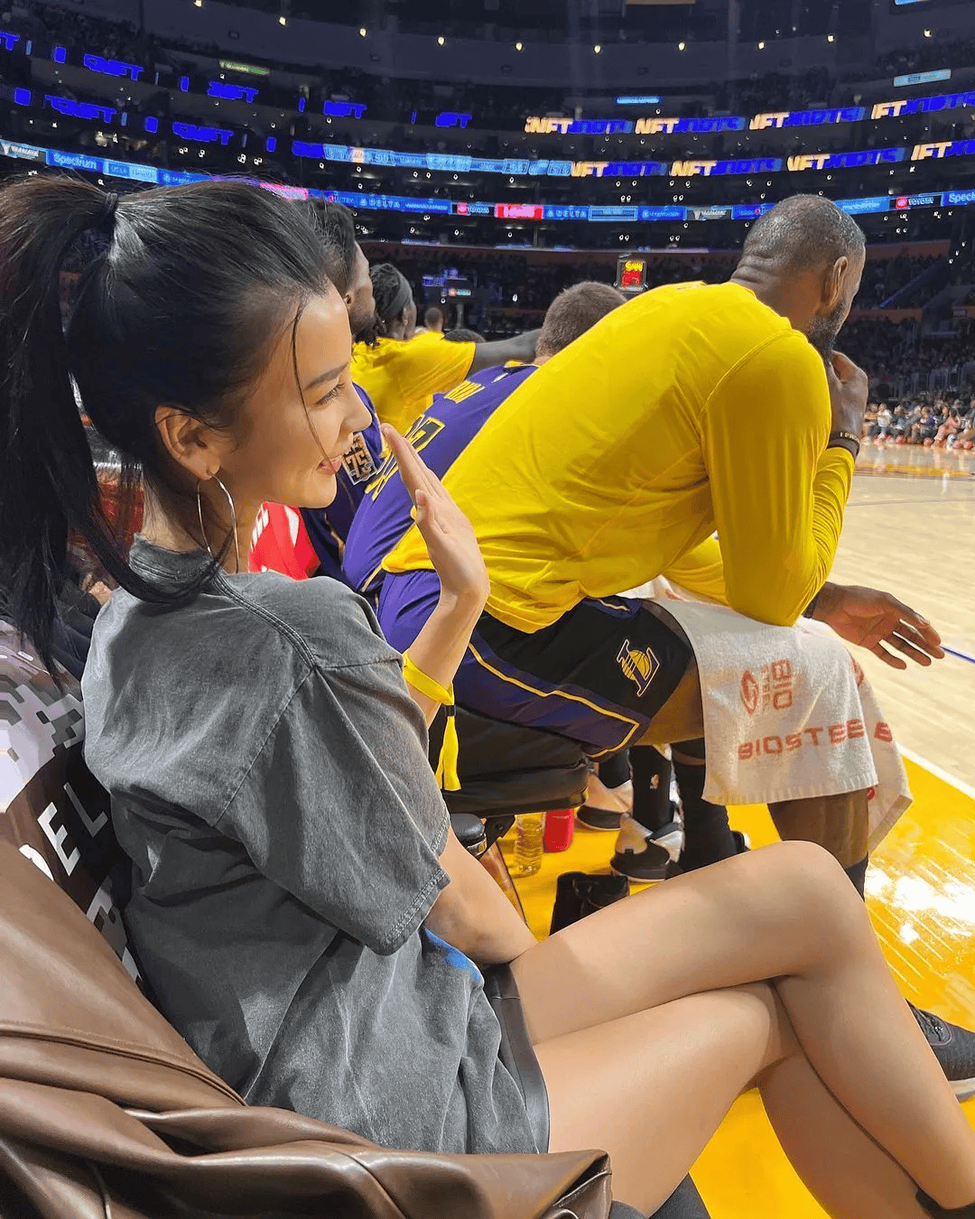 nba球星玩中国美女图片