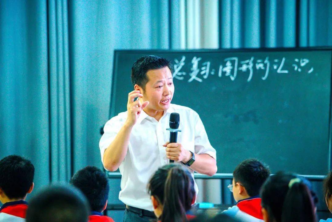 老师执教《慢性子裁缝和急性子顾客》课例5月18日,两江新区金山学校