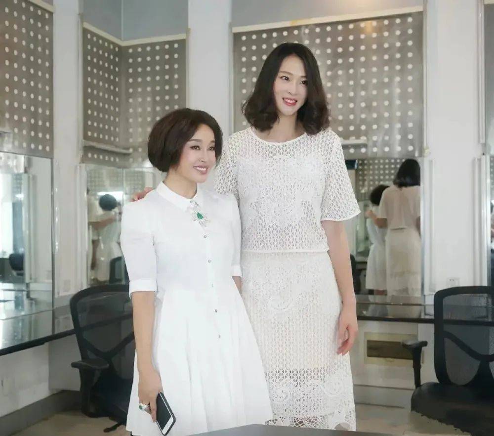 郎平的穿搭告诉我们,无论年龄如何,只要我们敢于尝试,勇于展现自我