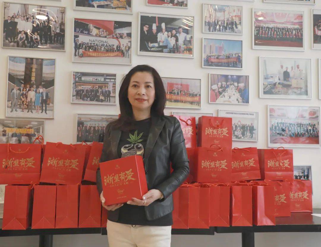 法国亚洲餐饮联合总会会长黄美娜在分发粽子现场.