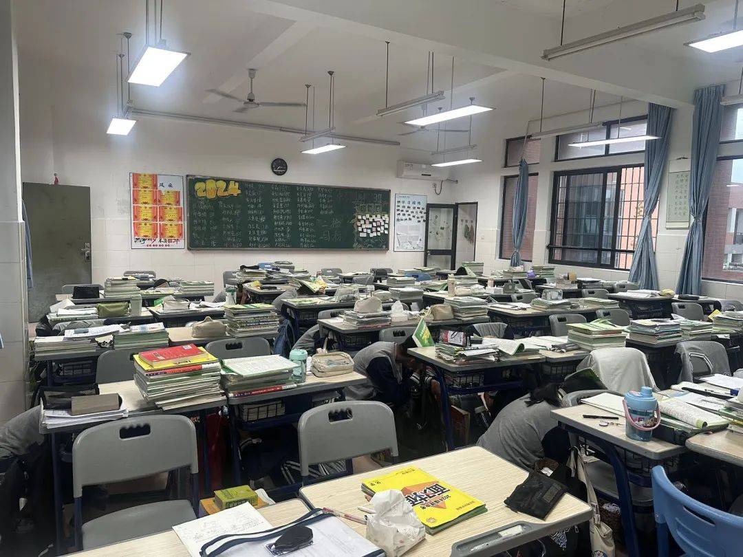 每个班级有序开展疏散行动,参与演练的师生冷静,迅速,有序地离开教室